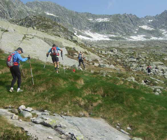 L Alta Via dell Adamello si svolge totalmente in ambiente di alta montagna fra le montagne del gruppo all interno della provincia di Brescia.