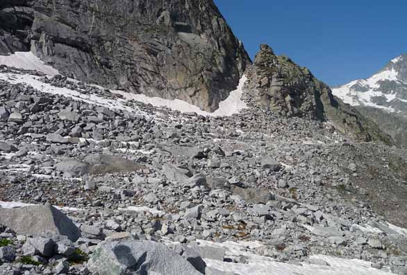 Secchi. Da qui si sale verso il passo del Blumone su un sentiero roccioso ma abbastanza evidente, quindi si prosegue verso il passo Termini.