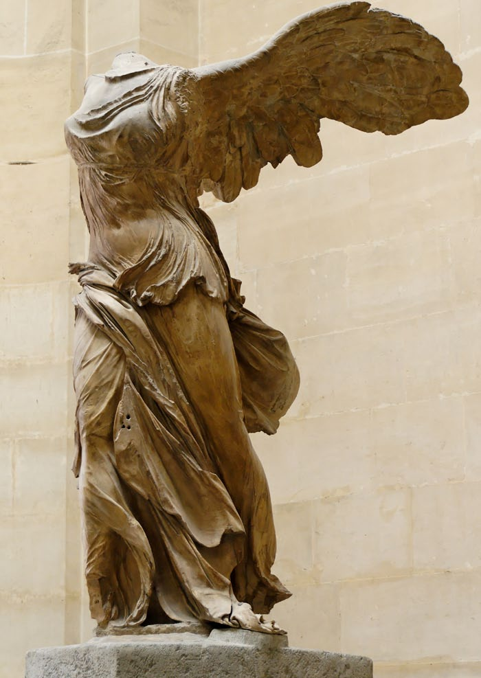 NIKE DI SAMOTRACIA La Nike di Samotracia è una scultura in marmo pario (h. 245 cm) di scuola rodia, attribuita a Pitocrito, databile al 200-180 a.c. circa e oggi conservata nel Museo del Louvre di Parigi.