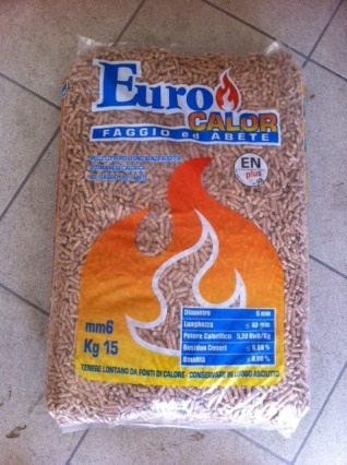 PELLET ECO CERTIFICAZIONI: Certificazioni conferme POTERE CALORICO: 4,2 kwh/kg CENERI: 0,7 % PELLET ECCO PELLETS PROVENIENZA: LITUANIA CERTIFICAZIONI: Conforme Certificazione EN PLUS A1 CENERI: 0,4%