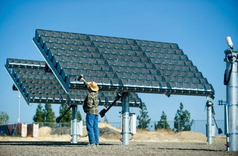 La conversione dell energia solare Energia elettrica mediante i pannelli fotovoltaici (piani o a concentrazione) Energia termica mediante i collettori