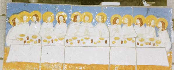 figura. 13 ci e una raggiera con la Colomba. Sulla parete frontale della navata centrale spicca (fig. 13) il mosaico Sant Antonio parla ai pesci, realizzato nel 1958 da Antonello Leone, di Montemurro.