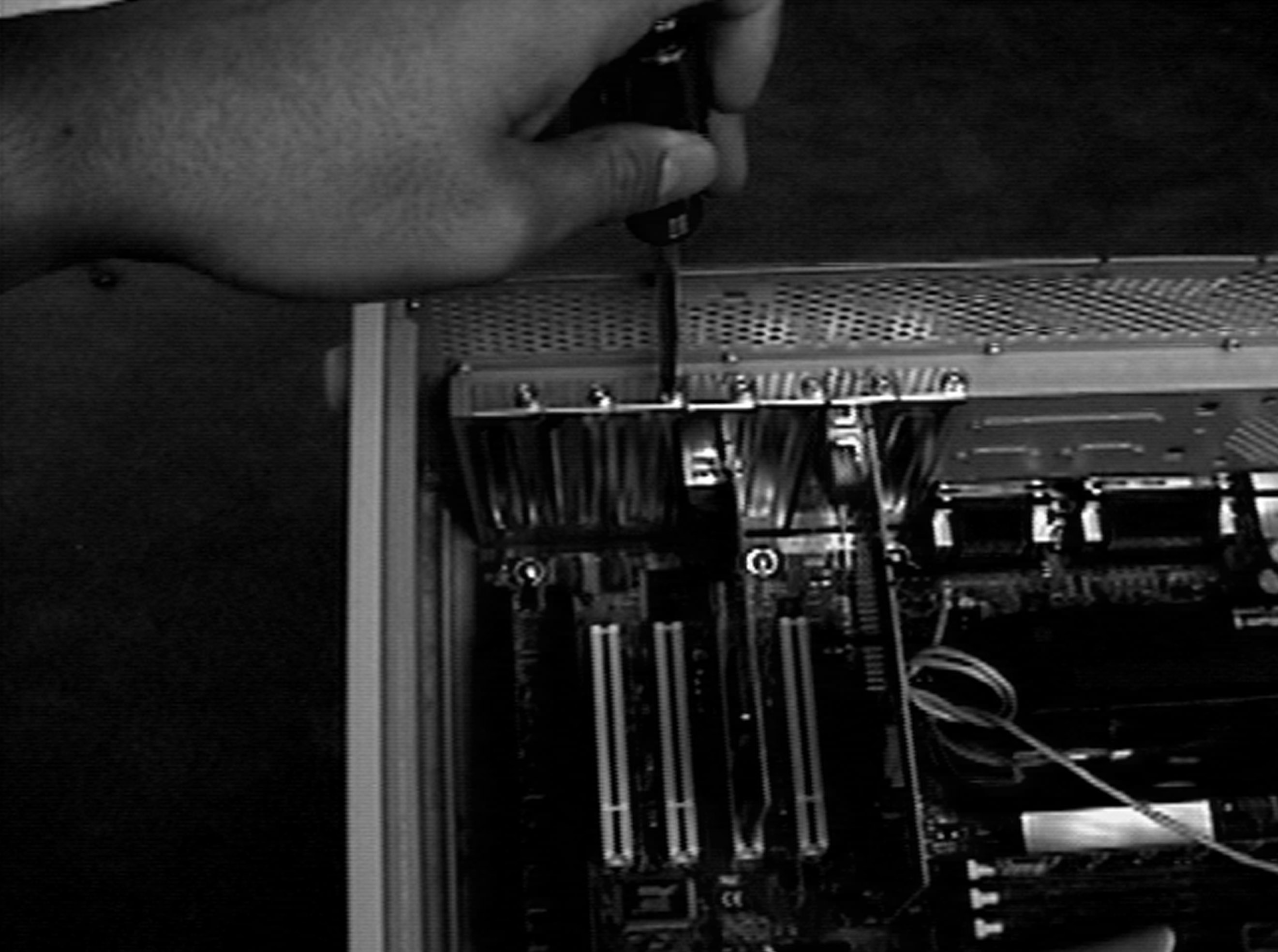 Installazione hardware (continua) 3. Trovate gli slot PC sulla scheda di circuito principale del vostro computer. Trovate uno slot PCI libero.