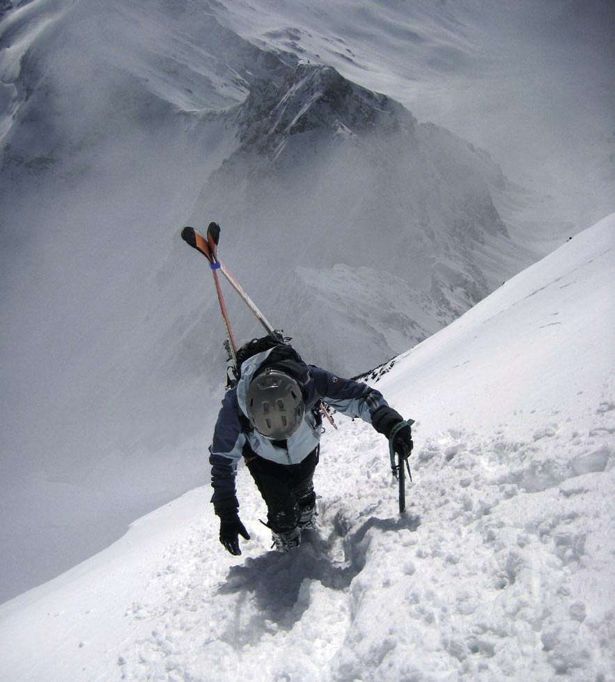 SCIALPINISMO - RAID Saliremo le cime più alte delle Alpi, attraverseremo i grandi gruppi montuosi o semplicemente ricercheremo le nevi migliori di valle in valle appoggiandoci a rifugi e bivacchi.