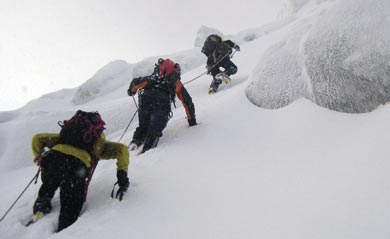 ALPINISMO INVERNALE Una delle espressioni più intense dell alpinismo la si raggiunge muovendosi in ambienti ghiacciati e innevati durante la stagione invernale.