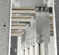 Sistemi di connessione Modularità e potenza Sistemi di connessione in treccia flessibile di rame e piastre di alluminio stagnato.