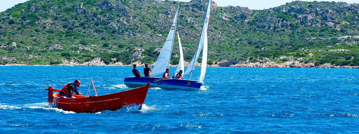 Il Centro Velico Caprera: Fondato nel 1967, il C.V.C. è una scuola di vela e di mare, famosa in tutto il mondo.