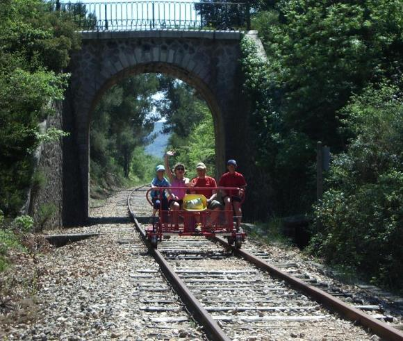 I velorail I velorail rappresentano un opportunità alternativa alle greenways per il riutilizzo per la mobilità dolce di sedimi ferroviari