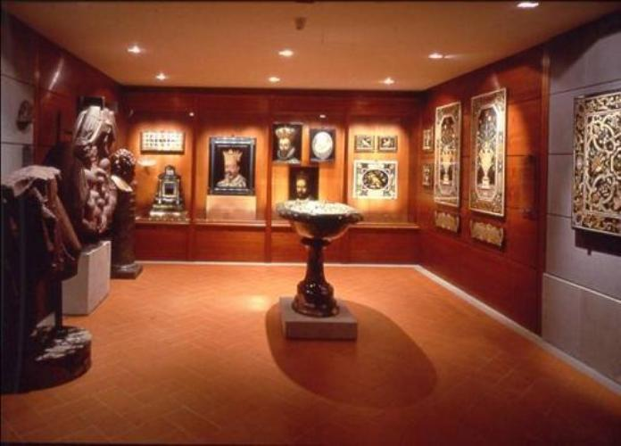 IL MUSEO Il Museo è diretta filiazione della manifattura artistica caratterizzata dalla lavorazione delle pietre dure, che fu ufficialmente fondata nel 1588 da Ferdinando I de Medici.