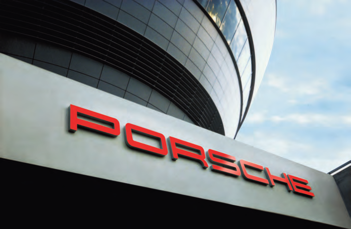 Gentili Clienti Porsche, per contattarci direttamente scrivete a: Porsche Schweiz AG Assistenza clienti Blegistrasse 7 CH-6343 Rotkreuz Porsche e lo stemma Porsche sono marchi registrati di Dr. Ing.