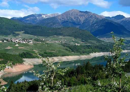 Dal punto di vista geologico, la Val di Non corrisponde ad una zona di depressione tettonica di transizione tra la piattaforma porfirica di Bolzano e i gruppi Adamello-Brenta dove si trovano a