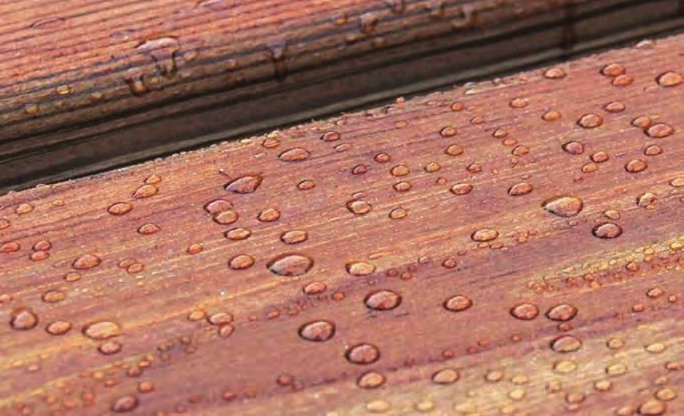 FIGURA 5: Goccioline d'acqua su legno reso impermeabile dal trattamento. Sulla resistenza statica delle strutture in legno non ci sono dubbi.