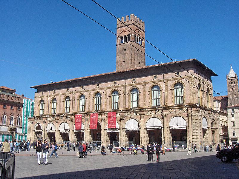Piazza Maggiore; da sinistra a destra: Palazzo dei Banchi, Basilica di