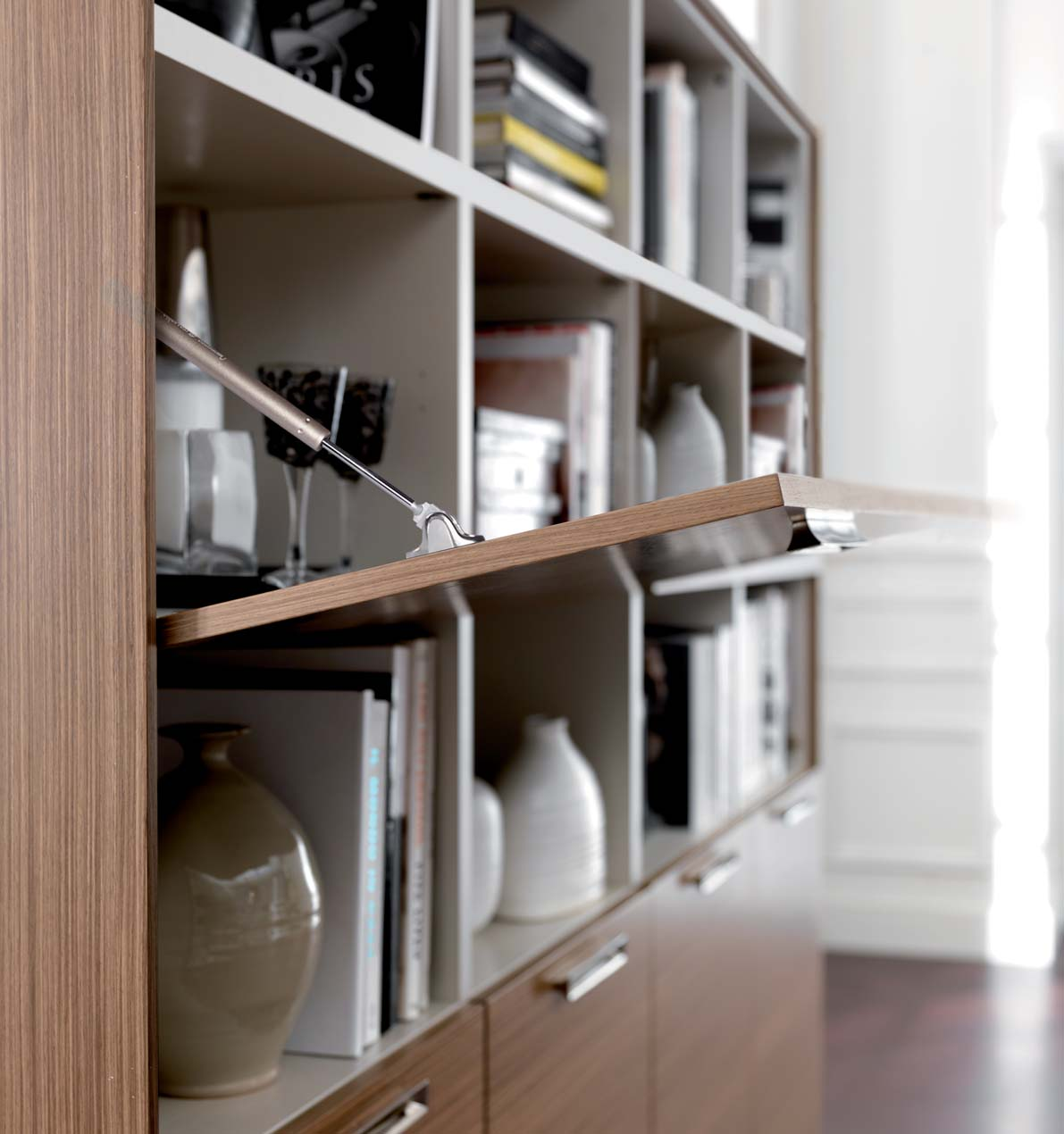 ribalta e cassetti. / The Ipsos bookcases are characterized by an essential line and an extremely rich body.
