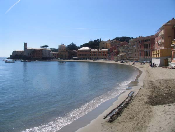 A partire da Punta Manara la zona costiera è tutta un intervallarsi di promontori rocciosi con piccole baie poste allo sbocco dei principali corsi d acqua, dove si concentrano i paesi costieri del