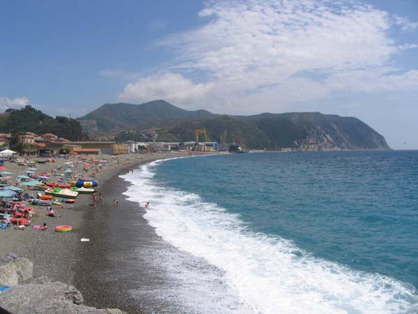 sono staccati dalla cresta sovrastante. Sulla punta estrema sorge una cappelletta votiva costruita dai marinai, accessibile via mare. Il panorama spazia da Sestri Levante a Punta Baffe.