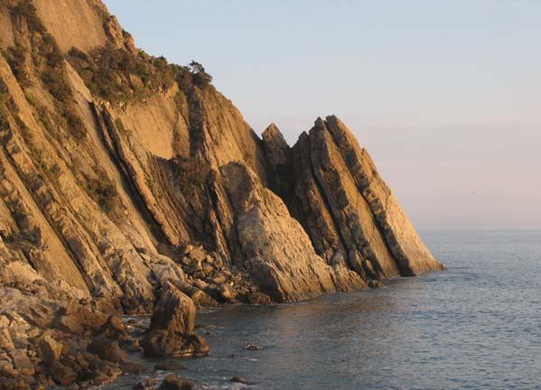 Da segnalare due discese impervie verso la costa orientale del promontorio: la prima parte da località Giarola e scende in direzione della spiaggia di A Tersa Ciaseta ; la seconda si distacca dalla