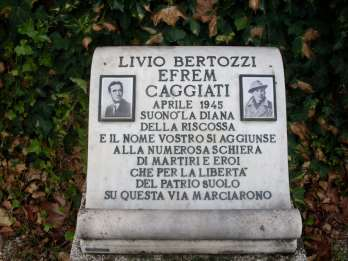 risaliva al 25 aprile 1946. L'inaugurazione del monumento attualmente ubicato in via Tragni risale alla metà degli anni Ottanta.