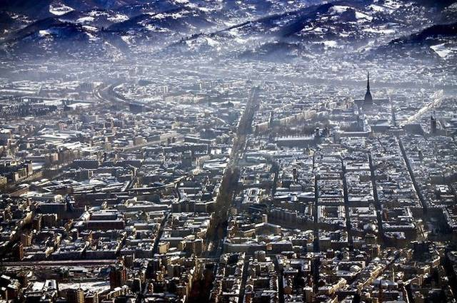 LE DIVERSE PIANTE 1) Città a scacchiera: le strade sono parallele e perpendicolari tra loro (città di origine romana o città recenti perché si tratta di