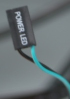 I cavi bianchi o neri sono negativi ( ). Se il LED non si illumina quando il sistema è alimentato, provare a invertire il collegamento.