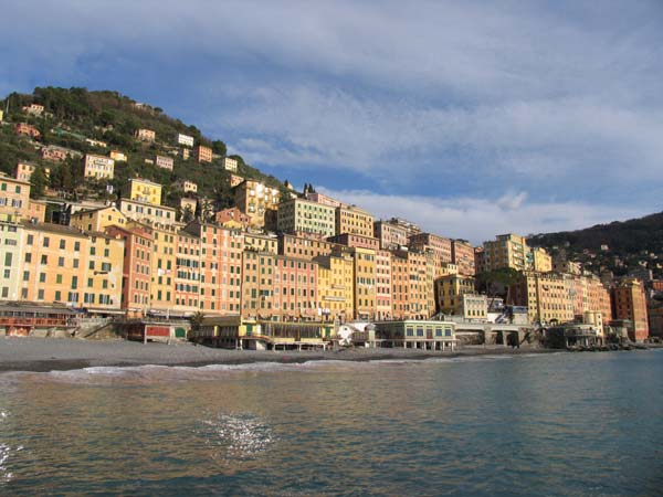 Scesi sulla piazzetta antistante il porticciolo, dove ogni maggio si celebra la sagra del pesce con l utilizzo di enormi padelloni, percorriamo il lungomare che porta a levante del paese, e sovrasta