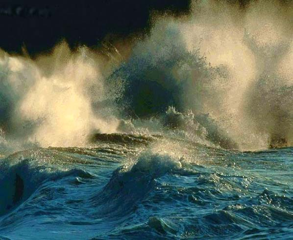 tempesta che solleva le onde dal soffio che