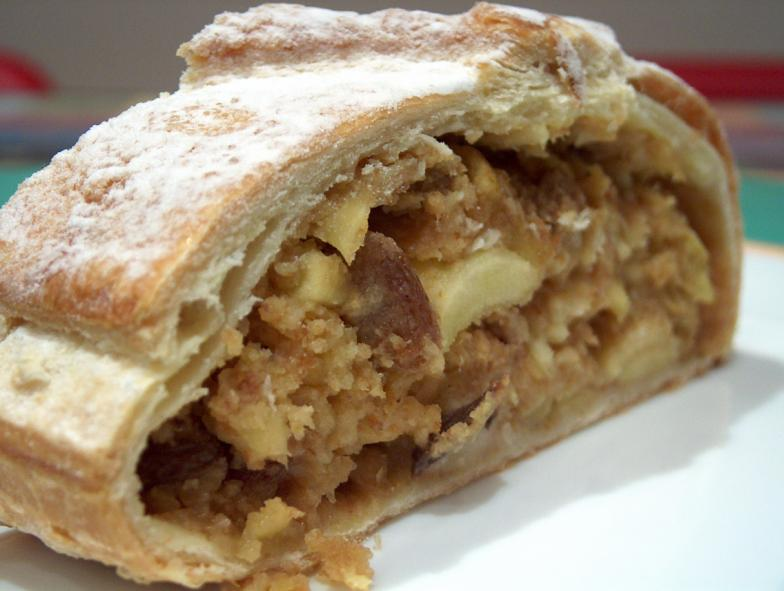 Strudel di mele: ingredienti per uno strudel da 80 cm. Pasta per strudel: 350g di farina, 1 uova, 50g di burro, sale, pepe, ½ dl di acqua. Procedimento.