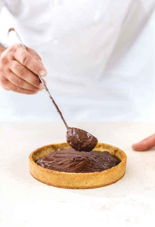 CROSTATA CIOCCOLATO FONDENTE E ZENZERO INGREDIENTI (per dolce Ø 18 cm) Sablè al Pistacchio - 350 g circa Cremoso al Cioccolato Fondente - 450 g Zenzero Cubetti Amordifrutta - 100 g PREPARAZIONE 16