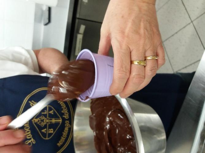 Difficoltà: -cioccolato 58% fondente 200 g -panna 200 g Preparazione: sciogliere a bagnomaria, nel microonde o sul gas gli ingredienti, girando lentamente.