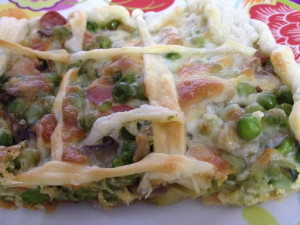 Ecco una ricetta veloce: una crostata salata con la pasta sfoglia pronta del supermercato, un idea appetitosa e semplice da fare!