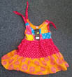 FP 103 Descrizione: vestito multicolore per bambine fino a due anni d età. E regolato da cordoncini sulle spalle.