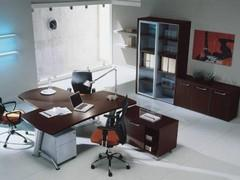 COMPLETO INDEX Ufficio completo dotato di una scrivania per 3 postazioni di lavoro, in legno d ebano, 3 sedie ergonomiche nere e 2 cassettiere: una in legno d acero bianco e una, più spaziosa, in
