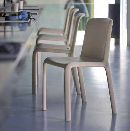 Polypropylene chair characterized by oval profiles that make it