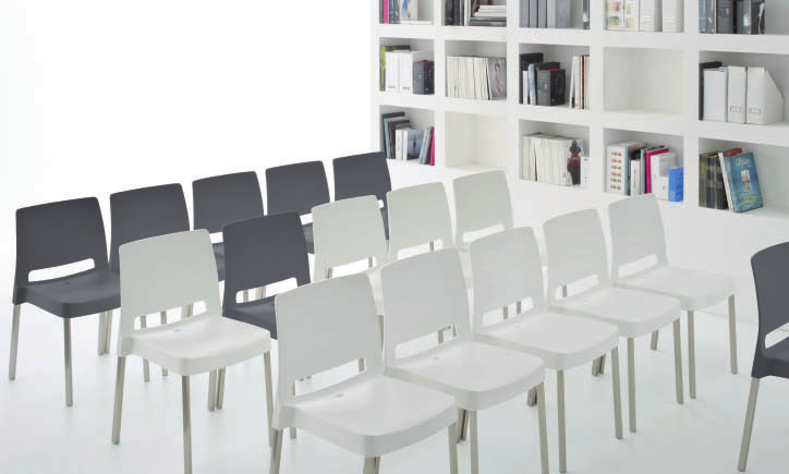 È disponibile un gancio di connessione in nylon per comporre file di sedute in sale riunioni, anfiteatri, aule. È impilabile ed è utilizzabile sia indoor che outdoor.