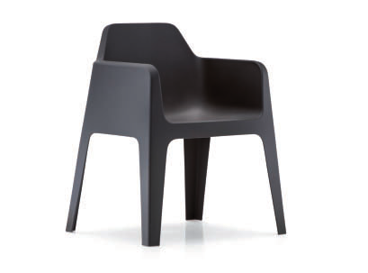 Plus Design Alessandro Busana Semplicità, versatilità e praticità sono le peculiarità della sedia Plus.