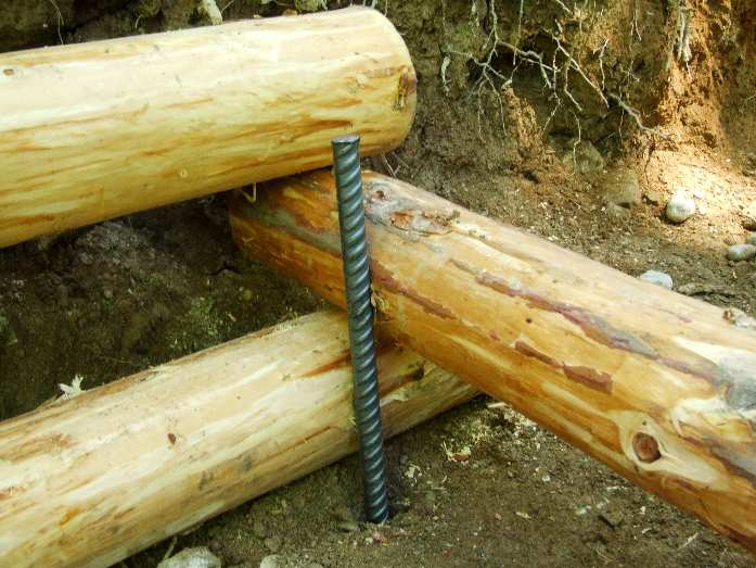 Tra i materiali inerti, il legname è forse il più utilizzato, e viene impiegato con funzione di consolidamento.