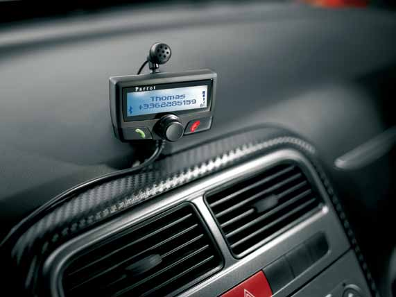 Permette di visualizzare le informazioni del vostro telefono sullo schermo lcd e di parlare liberamente tramite il sistema audio della vettura. DIS. 71803375 DIS.