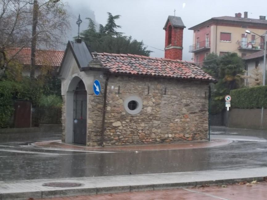 La cappellina della Lagozza Da alcuni documenti conservati negli archivi parrocchiali, grazie all atto di