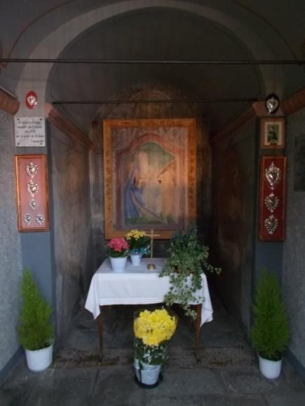 In cornu evangelii, cioè a sinistra guardando l altare, sulla parete è raffigurato San Francesco, mentre sul lato