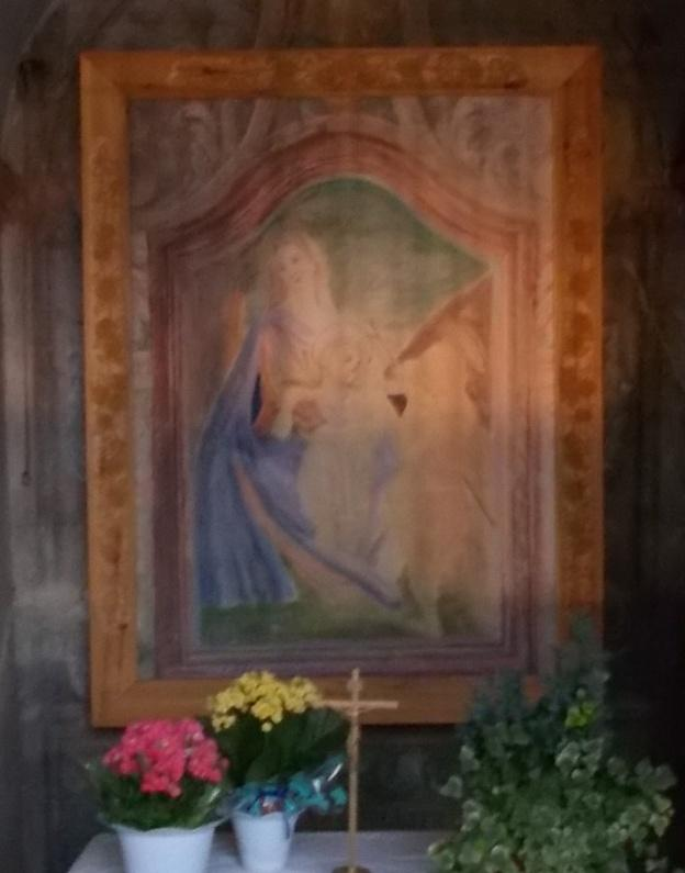 Sulla parete di fondo, dietro l altare della cappellina, è stata dipinta, dal pittore arcisatese Pasetti, una
