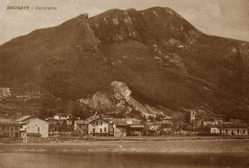 In primo piano la Lagozza e, a sinistra, la cappellina dedicata alla Madonna.