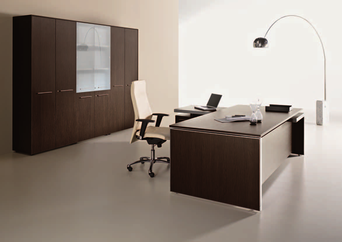 E.O.S. Executive Office Symbol 11 Scrivanie, mobili, cassettiere ed allunghi, sono tutti elementi riconducibili ad uno stile estetico unico, improntato all eleganza ed all esclusività.