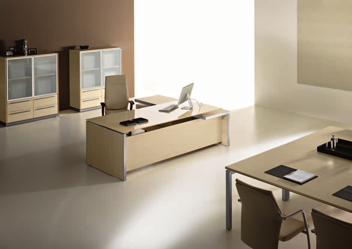 E.O.S. Executive Office Symbol 22 La scrivania direzionale combinata alla cassettiera mobile con piano allungo, due ampi e profondi contenitori, un elegante tavolo da riunione.
