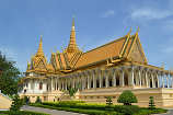 Ci si reca quindi al complesso del Palazzo Reale e della Pagoda d Argento, così chiamata per le 5.