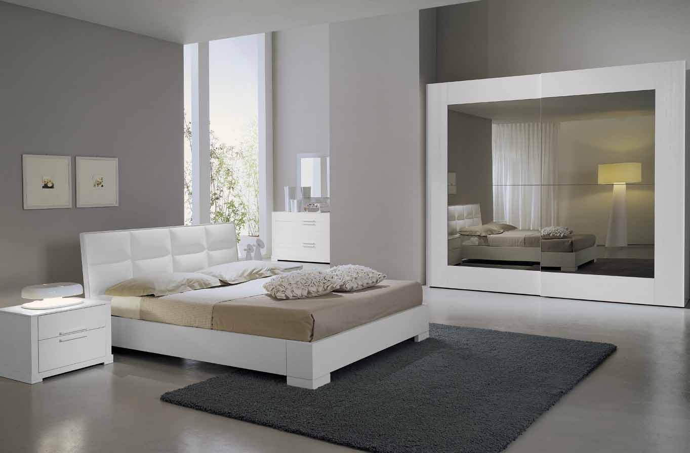 COMP.14: LETTO TESTIERA IMBOTTITA PELLE BIANCA VEGA, COMODINO PIANO LEGNO VEGA, COMO PIANO LEGNO VEGA,