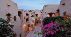 È la magica sensazione che offre questo esclusivo hotel affacciato sulle leggendarie acque del Mar Morto, che riproduce fedelmente la struttura di un tradizionale villaggio in case di pietra.