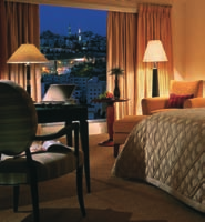 Fedele a una tradizione di squisita ospitalità, il Four Season Hotel Amman riesce a unire armoniosamente comodità e raffinatezza, creando un atmosfera di particolare suggestione che accompagna ogni