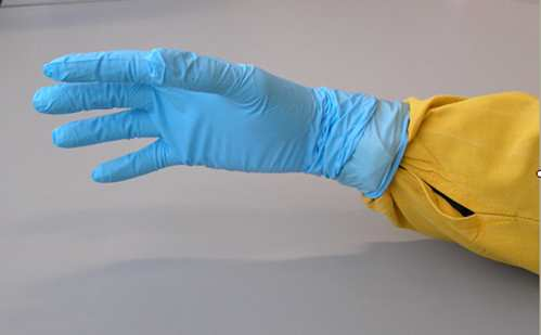 Attrezzatura di laboratorio Indossare un camice monouso Indossare guanti antistatici durante l intero flusso di