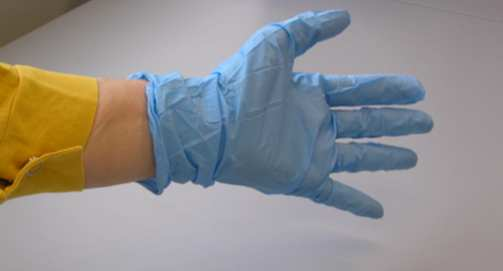 Indossare i guanti sopra le maniche del camice da laboratorio - in alternativa indossare dei manicotti