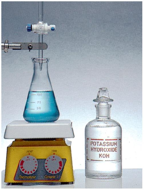 TITOLAZIONI ACIDO-BASE La titolazione è una comune tecnica di laboratorio per determinare la concentrazione di una soluzione. In una titolazione acido-base si misura il volume di una soluzione per es.
